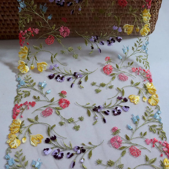 刺繍チュールレース ボタニカル 花刺繍 フラワー パンジー 刺繍布 ドールドレス カラフル 手芸 素材 ハンドメイド 8枚目の画像