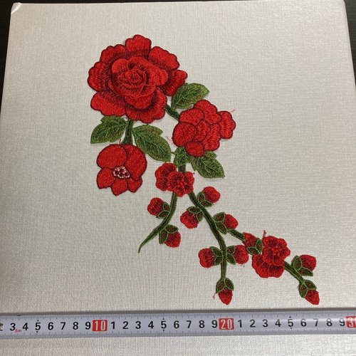 アンティークフランス 菫♧三つ葉装飾 アップリケのレッドワーク刺繍 リネンクロス 薔薇 刺繍ワッペン バラ 立体 3D レッド 赤 フラメンコ 素材