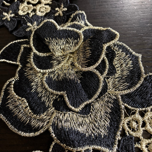 レリアン　総レース　フリル　花柄飾りボタン　ジャケット　ゴージャス　華やか　黒金 刺繍レース つけ襟 金 黒 ゴールド パーティードレス 花 結婚式