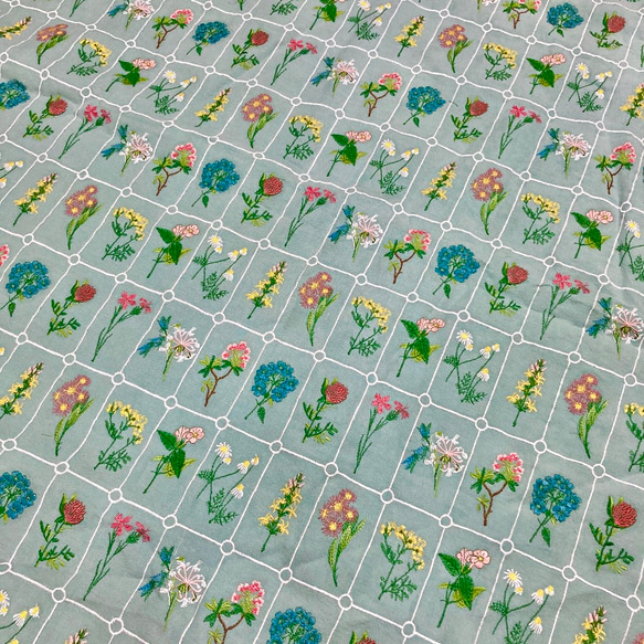 刺繍布 フラワー 花 ボタニカル 水色 リネン デイジー 北欧 ガーデニング コットン 麻 テーブルクロス エスニック 1枚目の画像