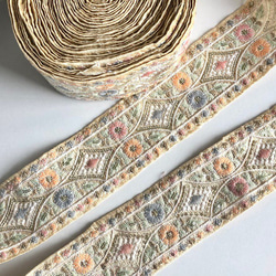 インド刺繍リボン シルク ミルキーカラー 白 花 刺繍ベルト チロリアンテープ アジアン エスニック 手芸 パーツ 布 1枚目の画像