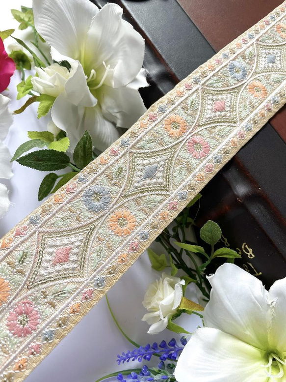 インド刺繍リボン シルク ミルキーカラー 白 花 刺繍ベルト チロリアンテープ アジアン エスニック 手芸 パーツ 布 2枚目の画像