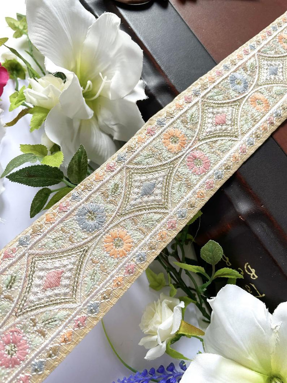 インド刺繍リボン シルク ミルキーカラー 白 花 刺繍ベルト チロリアンテープ アジアン エスニック 手芸 パーツ 布 3枚目の画像