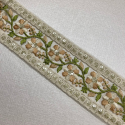 インド刺繍リボン 刺繍レース 白 結婚式 チロリアンテープ 花 素材 パーツ 布 サッシュベルト 髪飾り チュール 2枚目の画像