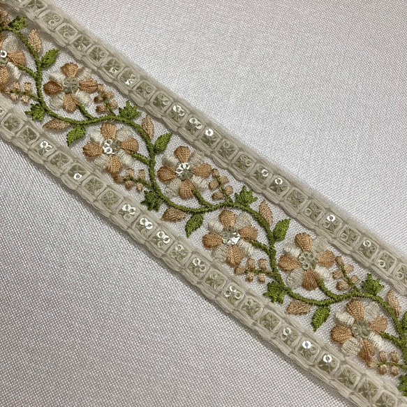 インド刺繍リボン 刺繍レース 白 結婚式 チロリアンテープ 花 素材 パーツ 布 サッシュベルト 髪飾り チュール 2枚目の画像