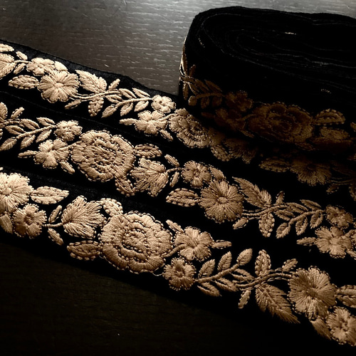 インド刺繍リボン 黒 ブラック 金 ゴールド 細め シルク 花 バッグ