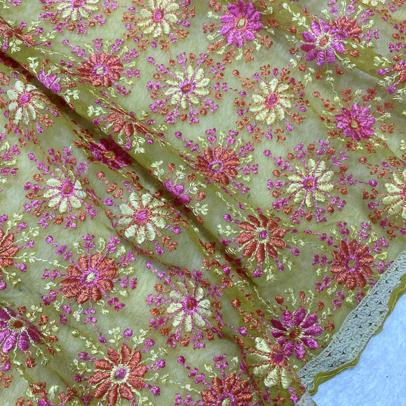 インド刺繍布 花火 黄緑 カーキ 花 エスニック 生地 はぎれ ボヘミアン 北欧 アジアン ボヘミアン ストール レトロ 3枚目の画像