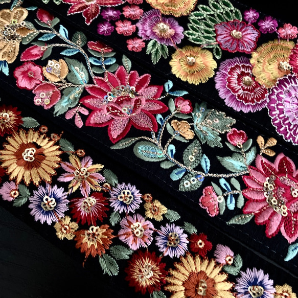 インド刺繍リボンセット シルク 絹 花火 ひまわり 浴衣 着物帯 和柄 リメイク 黒 ブラック 花刺繍 エスニック 3枚目の画像