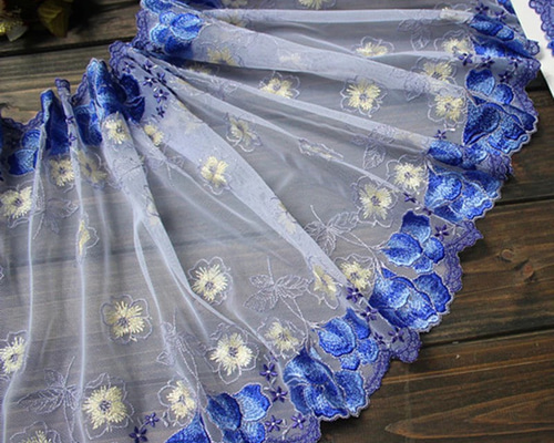 フランスアンティークレースドレスのちいさなファブリックドール