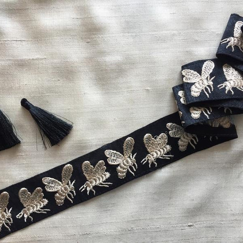 刺繍　黒　チロリアンテープ　パール　ヴィンテージ　リボン　ピアス　イヤリング　夏 インド刺繍リボン 蜜蜂 bee 黒 手芸テープ ベルト アンティークレース