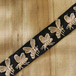 インド刺繍リボン 蜜蜂 bee 黒 手芸テープ ベルト アンティークレース 素材 チロリアンテープ シルク100% 素材 2枚目の画像
