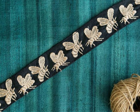 インド刺繍リボン 蜜蜂 bee 黒 手芸テープ ベルト アンティークレース 素材 チロリアンテープ シルク100% 素材 3枚目の画像