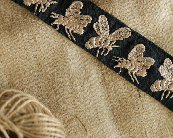 インド刺繍リボン 蜜蜂 bee 黒 手芸テープ ベルト アンティークレース 素材 チロリアンテープ シルク100% 素材 5枚目の画像