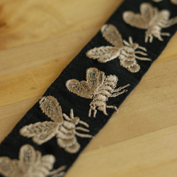 インド刺繍リボン 蜜蜂 bee 黒 手芸テープ ベルト アンティークレース 素材 チロリアンテープ シルク100% 素材 6枚目の画像