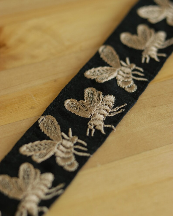 インド刺繍リボン 蜜蜂 bee 黒 手芸テープ ベルト アンティークレース 素材 チロリアンテープ シルク100% 素材 6枚目の画像
