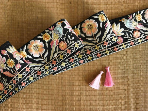 インド刺繍リボン シルク100% 鳥 花 インコ 手芸テープ アジアン レトロ ヴィンテージ 素材 パーツ ボタニカル 2枚目の画像