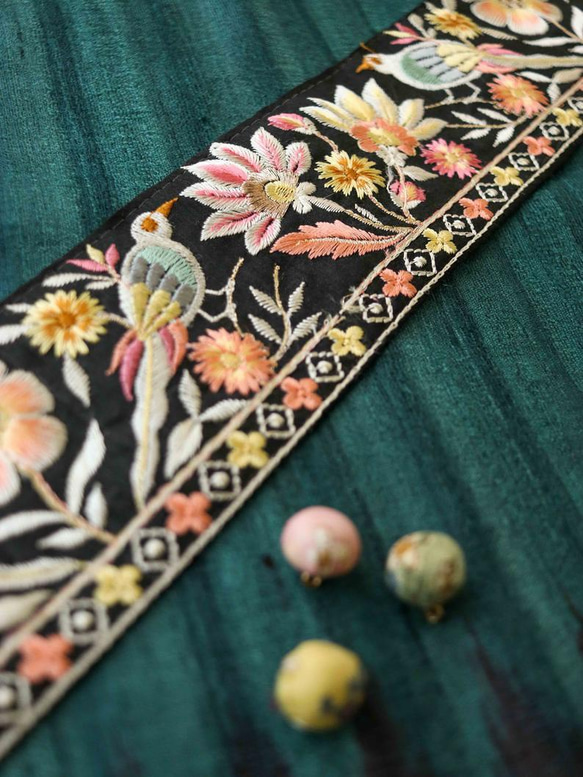 インド刺繍リボン シルク100% 鳥 花 インコ 手芸テープ アジアン レトロ ヴィンテージ 素材 パーツ ボタニカル 5枚目の画像