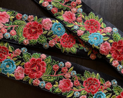 ハンガー K】フランス ゴブラン織 刺繍 小鳥モチーフ 木製