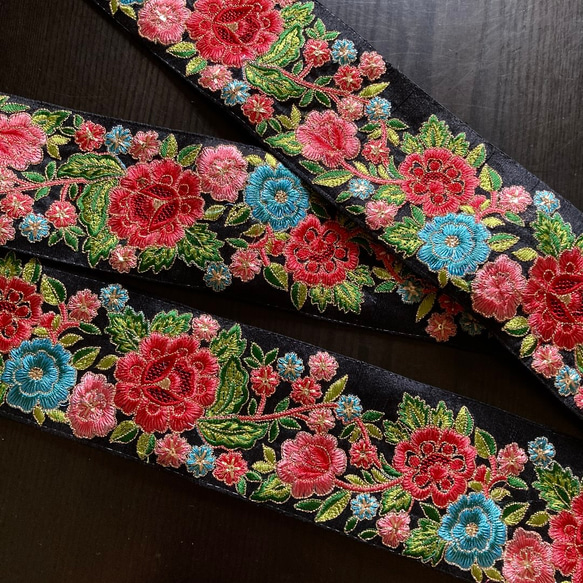 インド刺繍リボン 黒 赤 花 シルク 薔薇 アンティーク生地 布 ハギレ