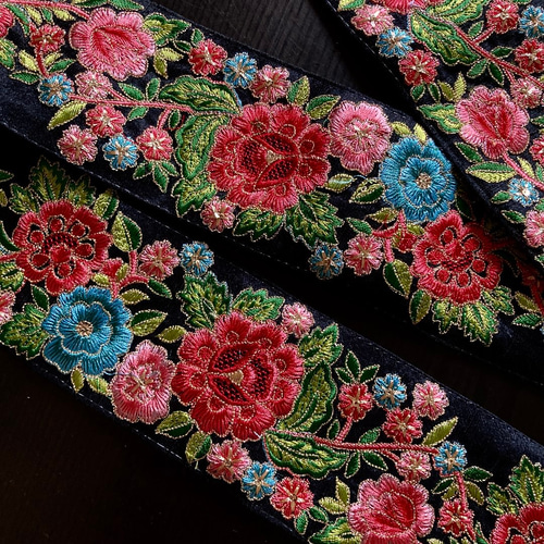 インド刺繍リボン 黒 赤 花 シルク 薔薇 アンティーク生地 布
