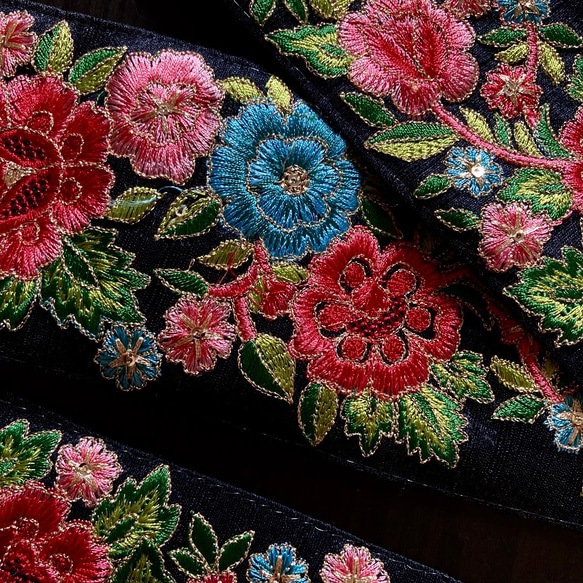 インド刺繍リボン 黒 赤 花 シルク 薔薇 アンティーク生地 布 ハギレ 北欧 着物 和柄 アジアン バラの花 刺繍布 4枚目の画像