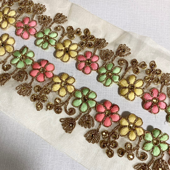 インド刺繍リボン ミルキーカラー 花 金 ゴールド ピンク 黄色 黄緑エスニック ケミカルレース 刺繍チュールレース 1枚目の画像