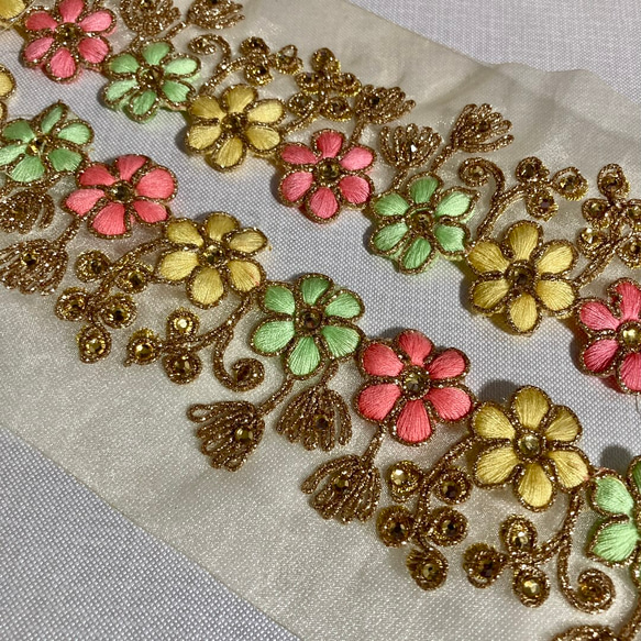 インド刺繍リボン ミルキーカラー 花 金 ゴールド ピンク 黄色 黄緑エスニック ケミカルレース 刺繍チュールレース 2枚目の画像