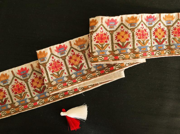 インド刺繍リボン クロスステッチ 刺し子 花 布 はぎれ 手芸テープ 北欧 生地 チロリアンテープ アジアン ボタニカル 2枚目の画像
