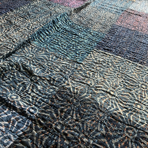 インド手刺繍ベッドカバー パッチワーク ラリーキルト 布 カンタ刺繍