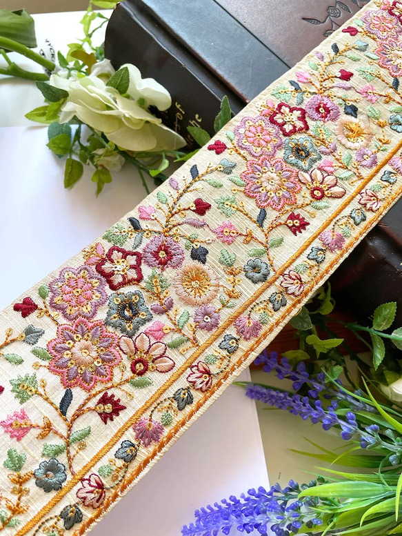 インド刺繍リボン シルク100% 着物帯 花柄 エスニック アジアン 布 生地 和柄 和風 リメイク 髪飾り マジェステ 2枚目の画像