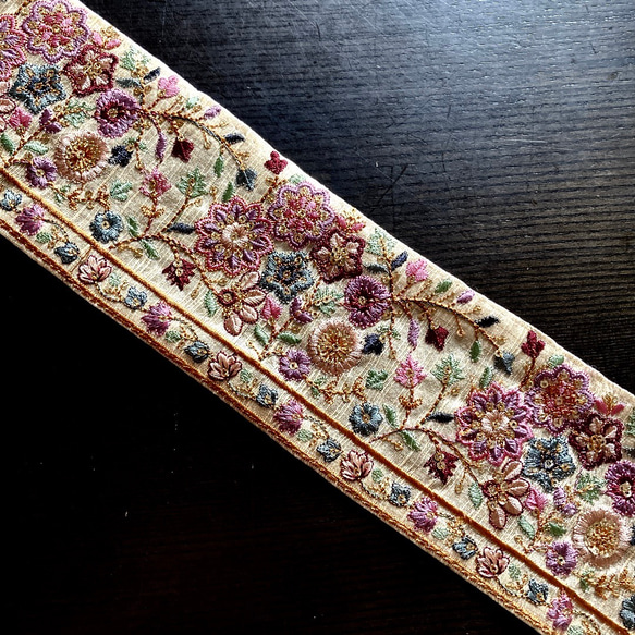 インド刺繍リボン シルク100% 着物帯 花柄 エスニック アジアン 布 生地 和柄 和風 リメイク 髪飾り マジェステ 3枚目の画像