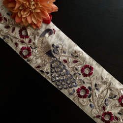 インド刺繍リボン 絹 着物帯 リメイク 孔雀 鳥 花 和柄 和風 シルク布 生地 白 鳳凰 高級 アジアン 刺繍テープ 3枚目の画像