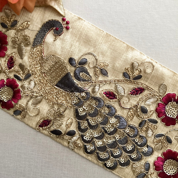 インド刺繍リボン 絹 着物帯 リメイク 孔雀 鳥 花 和柄 和風 シルク布 生地 白 鳳凰 高級 アジアン 刺繍テープ 5枚目の画像