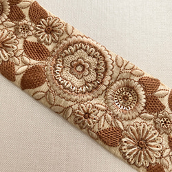 インド刺繍リボン ベージュ ゴールド ブラウン 大輪の花 ボタニカル ベルト 布 リネン 北欧 手芸テープ アジアン生地 4枚目の画像