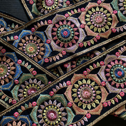 インド刺繍リボン シルク 絹 曼荼羅 ボヘミアン 生地 布 はぎれ レインボー アジアン ヴィンテージ アンティーク 2枚目の画像