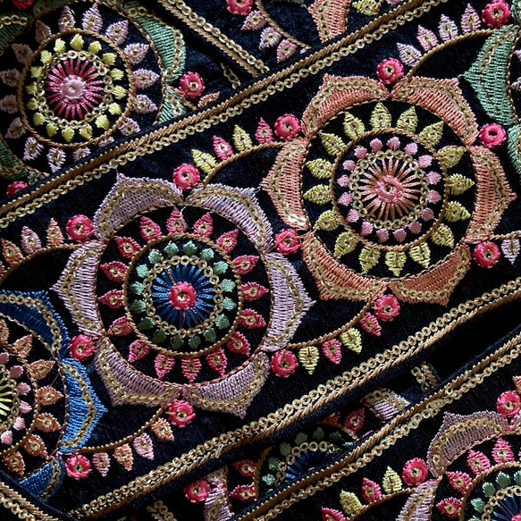 インド刺繍リボン シルク 絹 曼荼羅 ボヘミアン 生地 布 はぎれ レインボー アジアン ヴィンテージ アンティーク 3枚目の画像