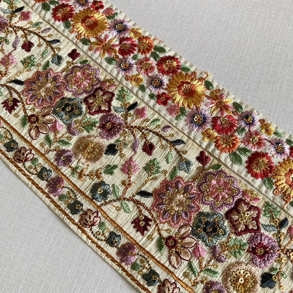 インド刺繍リボンセット シルク100% ひまわり 花 ボタニカル 刺繍布 テープ チロリアンテープ 洋裁 着物帯 生地 3枚目の画像