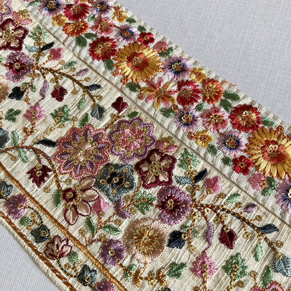 インド刺繍リボンセット シルク100% ひまわり 花 ボタニカル 刺繍布 テープ チロリアンテープ 洋裁 着物帯 生地 4枚目の画像