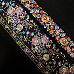 インド刺繍リボンセット シルク100% 絹 着物帯 リメイク 髪飾り 和柄 和風 ブラック 黒 ボヘミアン 花刺繍レトロ 3枚目の画像