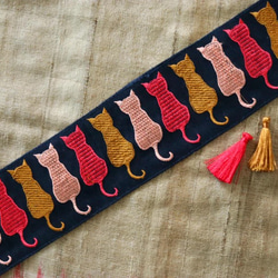 インド刺繍リボン シルク 絹 生地 布 猫 ネコ 刺繍布 チロリアンテープ 北欧 アジアン エスニック 昭和レトロ 手芸 3枚目の画像
