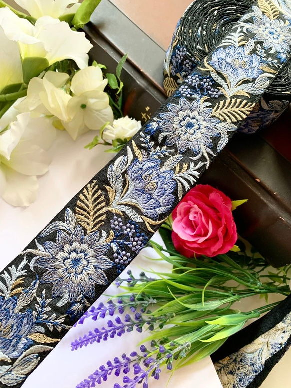 黒地に花柄と人形の刺繍 袋帯