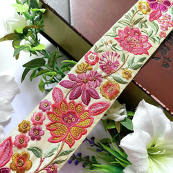 インド刺繍リボン ボタニカル花 かわいい素材 チロリアンテープ シルク100% アンティーク エスニック アジアンレトロ 1枚目の画像
