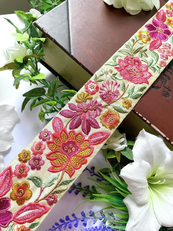 インド刺繍リボン ボタニカル花 かわいい素材 チロリアンテープ シルク100% アンティーク エスニック アジアンレトロ 1枚目の画像