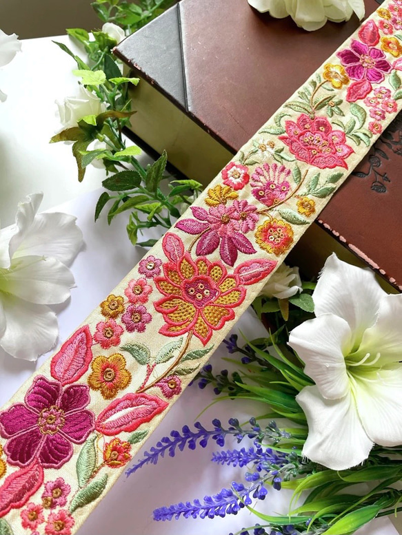 インド刺繍リボン ボタニカル花 かわいい素材 チロリアンテープ シルク100% アンティーク エスニック アジアンレトロ 2枚目の画像