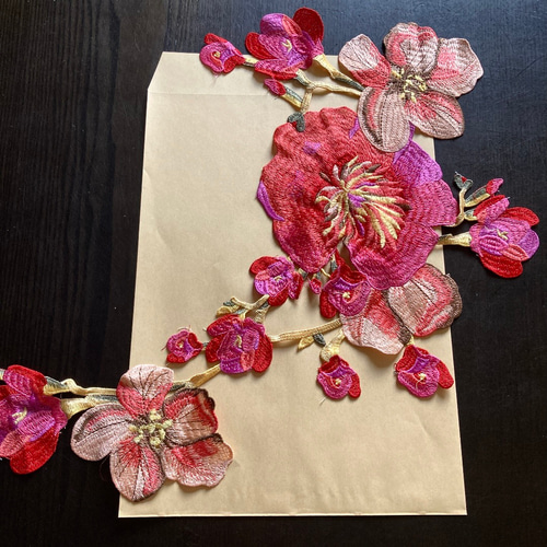 アンティークフランス 菫♧三つ葉装飾 アップリケのレッドワーク刺繍 リネンクロス フランス アンティーク 手刺繍アップリケ クロス スクエア 野