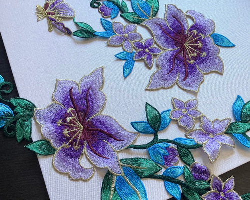 刺繍ワッペン 花 紫 ドレス 衣装 ゆり 蝶 アンティーク 素材 手芸 結婚