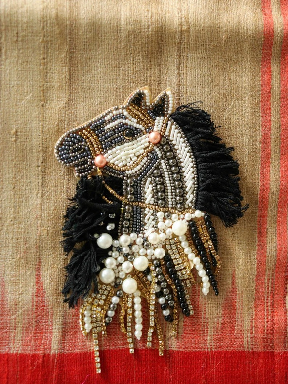 インド刺繍リボン 手刺繍 ワッペン ブローチ エンブレム しまうま 馬