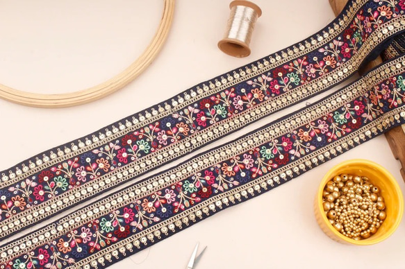 インド刺繍リボン ネイビー 紺色 シルク100% 花 金 刺繍布 北欧 アジアン チロリアンテープ 刺繍布 アンティーク 1枚目の画像