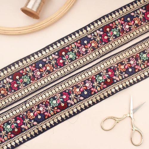 アンティーク　リボン刺繍のテーブルクロス 先だって入手した 100年以上前のフランスアンティークの リボン