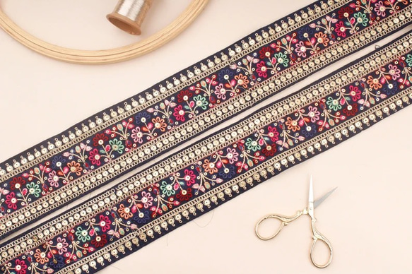 インド刺繍リボン ネイビー 紺色 シルク100% 花 金 刺繍布 北欧 アジアン チロリアンテープ 刺繍布 アンティーク 3枚目の画像